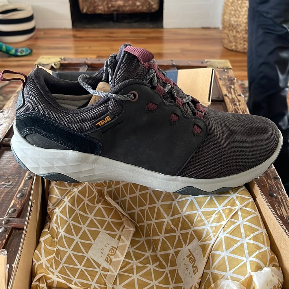 NWT Teva Arrowood Venture WP Hiking Shoes